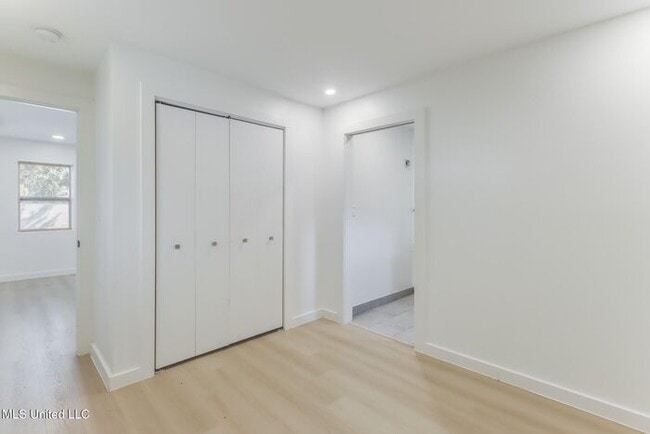 Building Photo - 264 Mc Donnell Ave