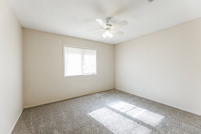 Building Photo - Adorable Duplex Located Near Shadow Hills!