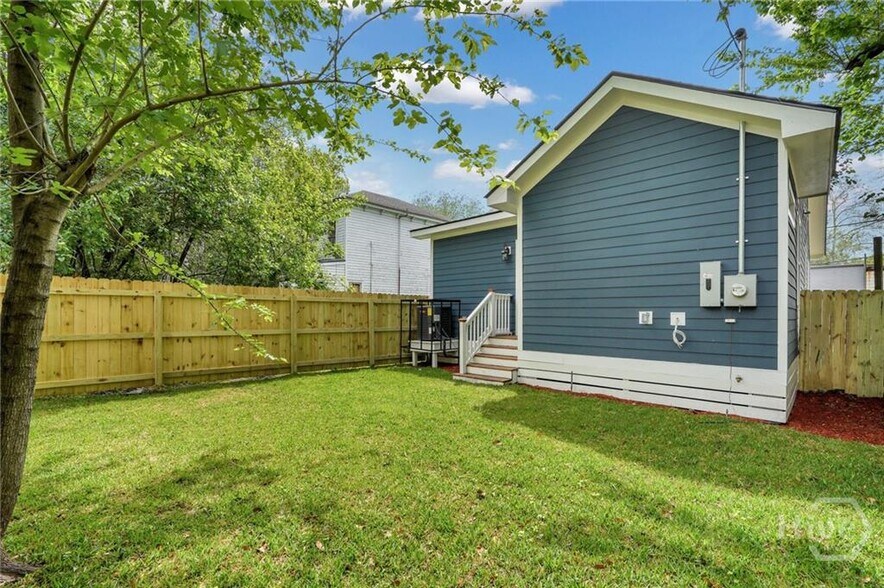 Building Photo - 1112 E Waldburg St