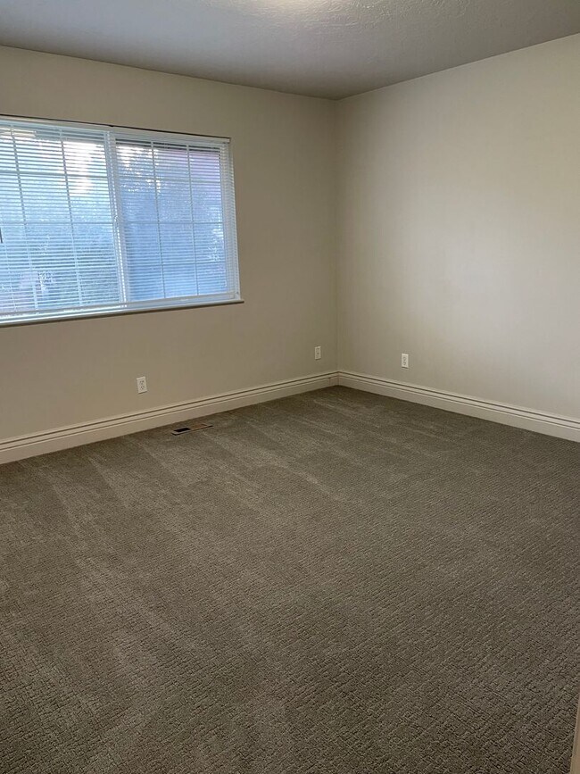 Building Photo - CHARMING HAMLET TOWNHOME
