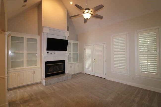 Building Photo - 183 W Commons Dr