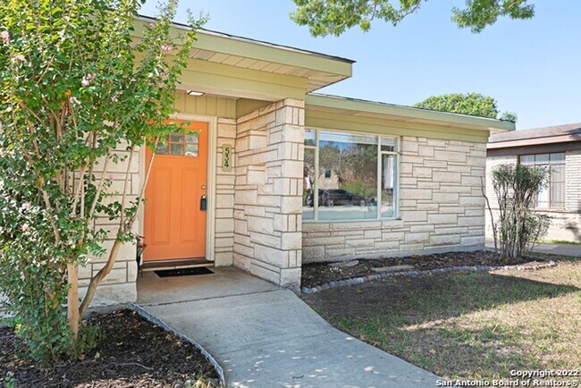 Building Photo - ~~COZY 3BD/2BA HOME! HIGHLANDS HIGH SCHOOL!!~~