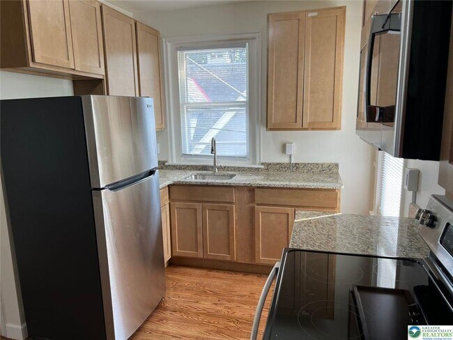 Building Photo - 527 Linden St
