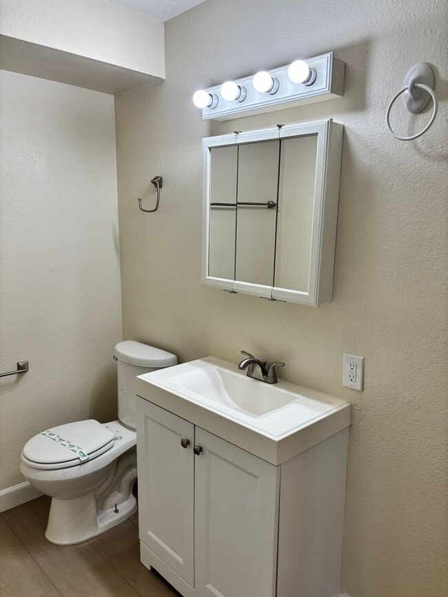Building Photo - NEWLY REMODELED CONDO - 1 BED/1 BATH UPSTA...