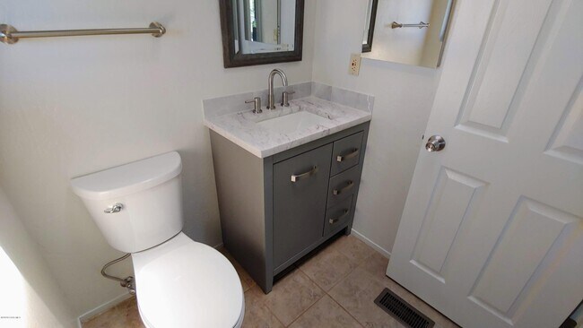 Building Photo - 1015 Fair St