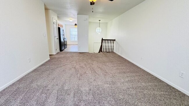 Building Photo - Creekwood Park Townhomes -SPECIAL FALL DEA...