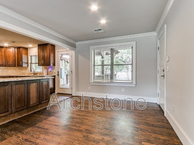 Building Photo - 9631 Stratford Dr