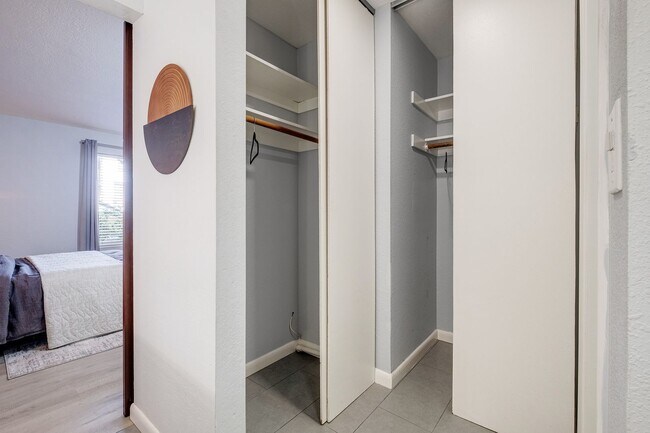 Building Photo - Advent - Low Deposit W/ Laundry & Parking!
