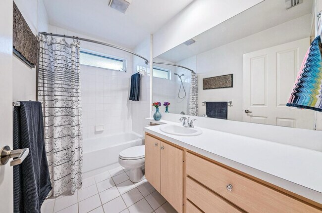 Building Photo - 5302 Red Oak Ct