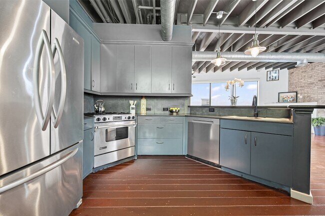 Building Photo - 708 W Clay St