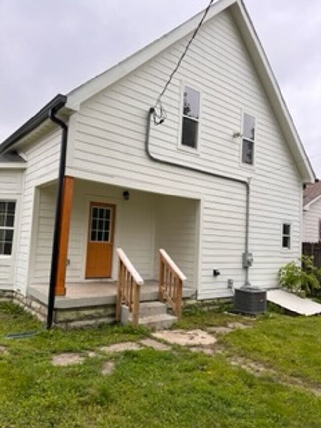 Building Photo - Discover the perfect blend of comfort, con...