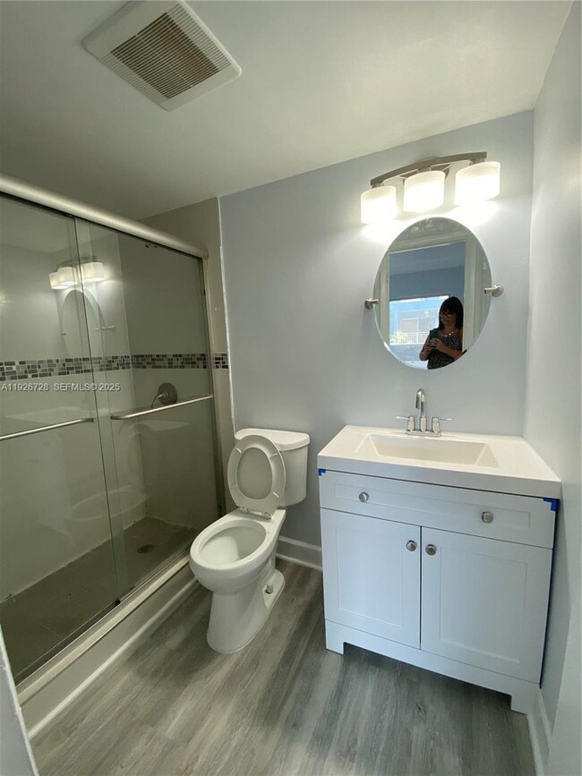 Building Photo - 9375 Fontainebleau Blvd