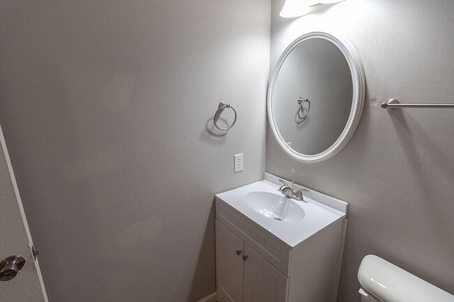 Building Photo - 4620 W Bainbridge Dr