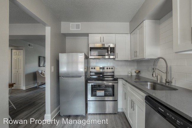 Building Photo - 2 br, 1 bath Apartment - 423-427 Maple Blvd.