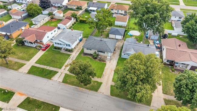 Building Photo - 325 Thelma Dr