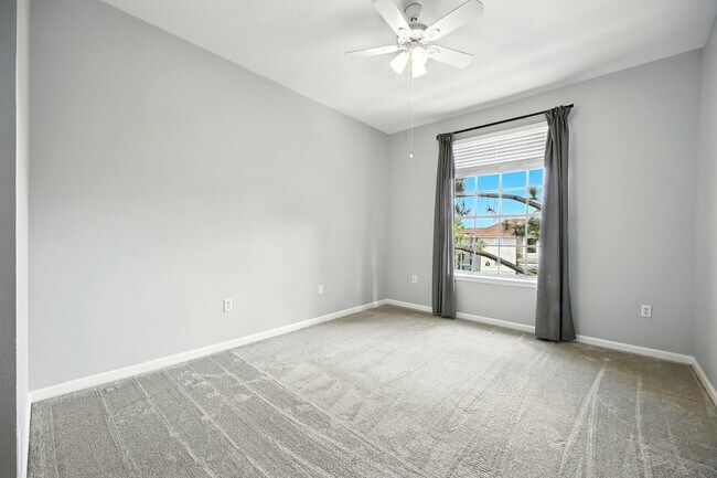 Building Photo - Bright Top-Floor Condo in Resort-Style Gat...