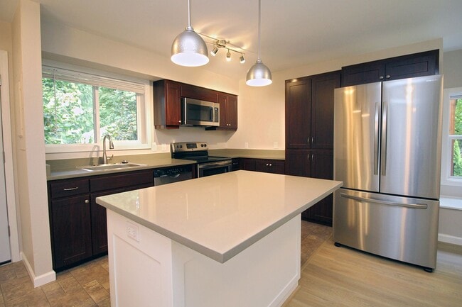 Building Photo - 4 Touchstone Dr