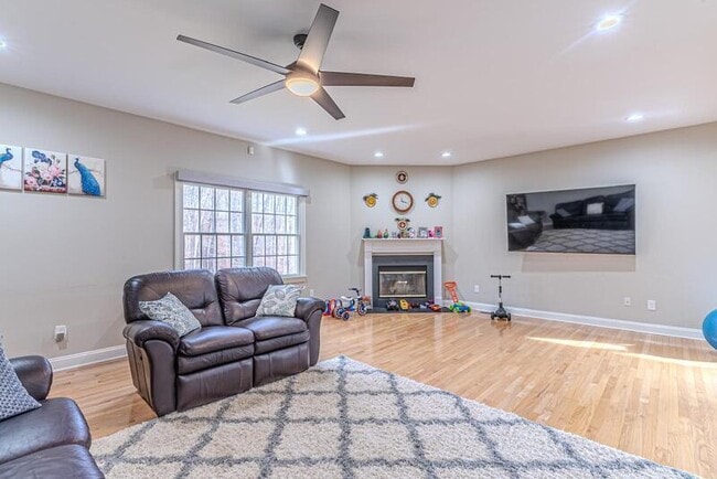 Building Photo - 305 Raymound Blvd