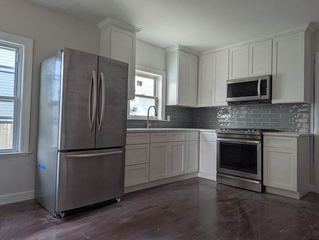 Primary Photo - 71 Trowel St