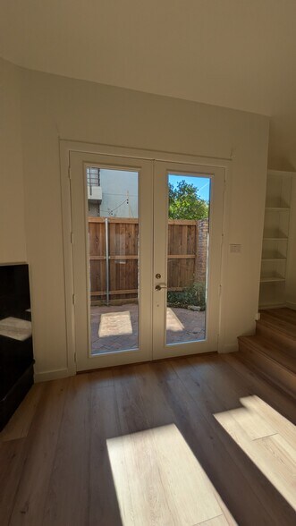 Building Photo - 3944 Buena Vista St