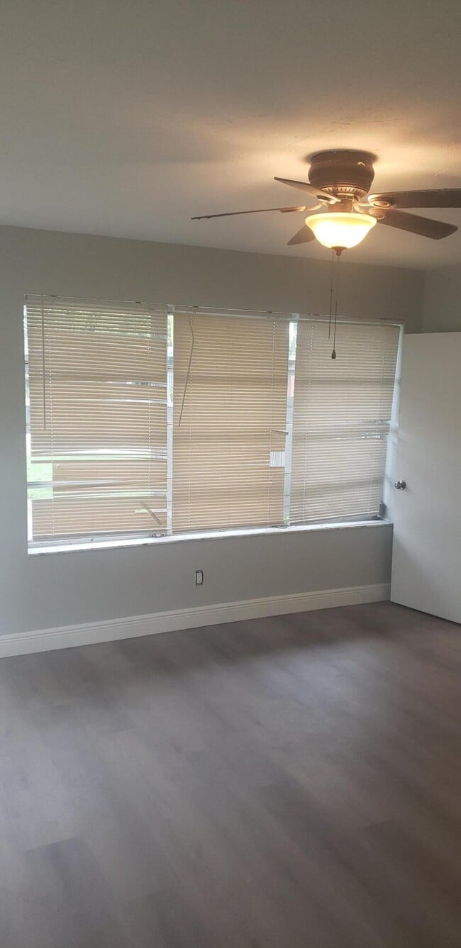 Building Photo - 4442 Golfers Dr W