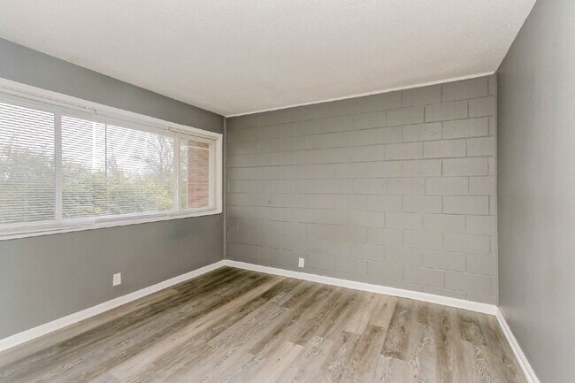 Building Photo - Charming 2 Bed, 1 Bath Apartment in Indianapolis - Don't Miss Out!