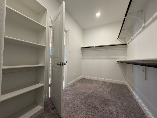 Building Photo - 624 Hutchinson Ln