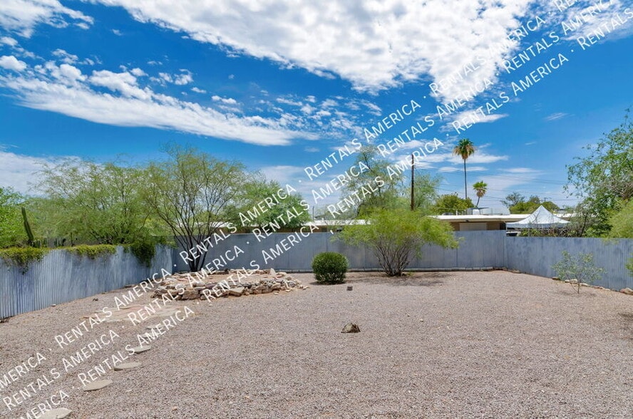 Building Photo - 1420 N Winstel Blvd