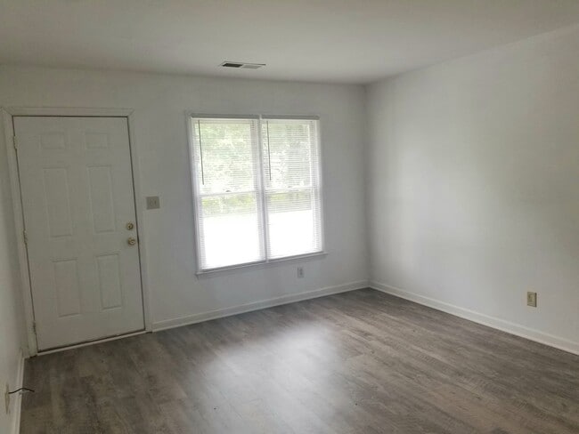 Building Photo - 2 BR duplex near Four Seasons, Twin Lakes