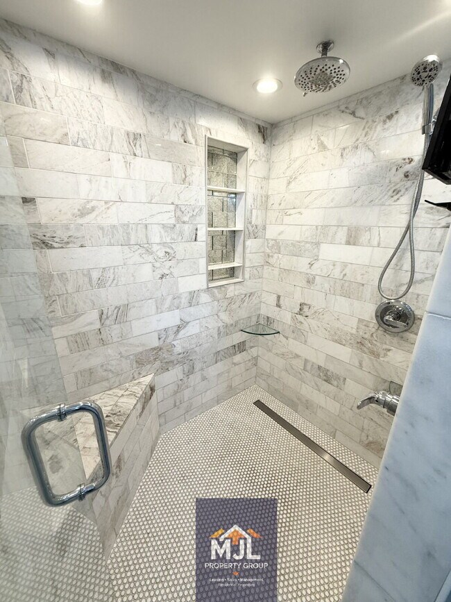 Building Photo - Executive 5 BR Cul-de-Saq Home In Blue Valley Schools | Private Wooded View | Finished Walkout Ba...
