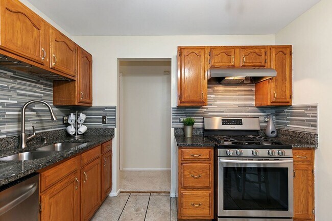 Building Photo - 2838 Meadow Ln