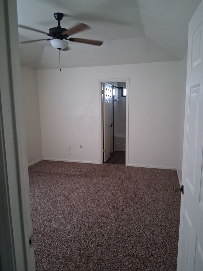 Building Photo - 3806 Lone Oak Dr