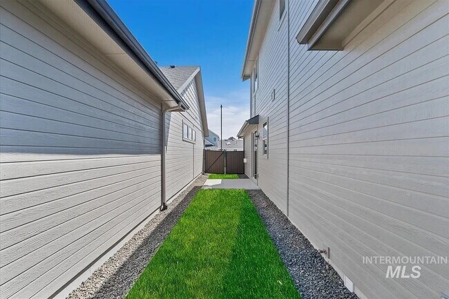 Building Photo - Functionality and convenience! Minutes from one of Meridian's most fantastic parks, with pools, p...