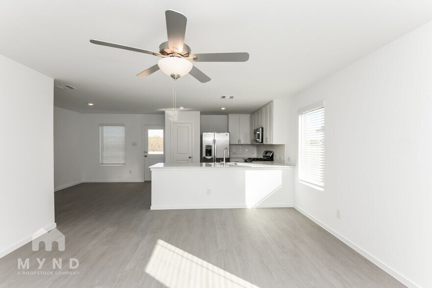 Building Photo - 2721 Ctr Crk Ln