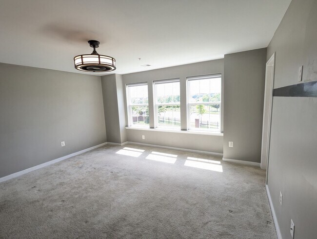 Building Photo - Two Level END UNIT condo in East of Market...