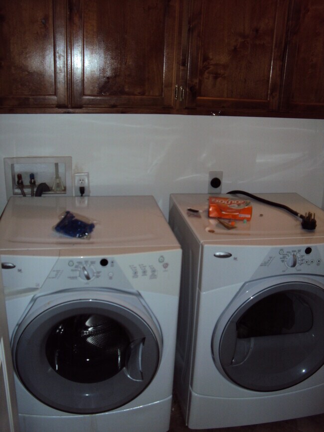 Building Photo - 4  BED, HUGE BACKYARD, 3 CAR GARAGE!