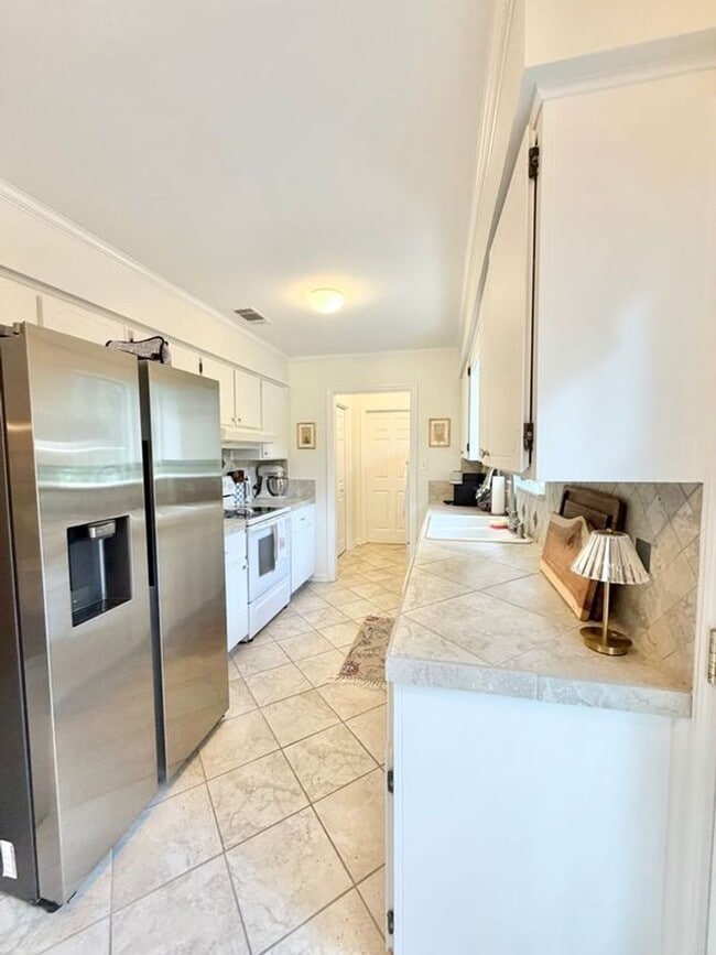 Building Photo - 490 Strathy Hall Dr