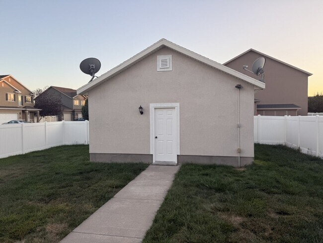 Building Photo - 1427 S Paddock Dr