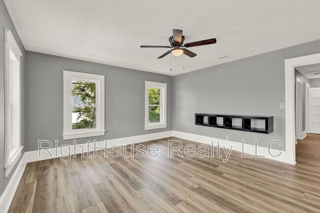 Building Photo - 611 S Grove St