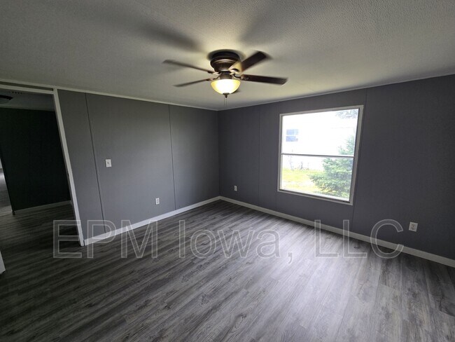 Building Photo - 700 W Ridgeway Ave