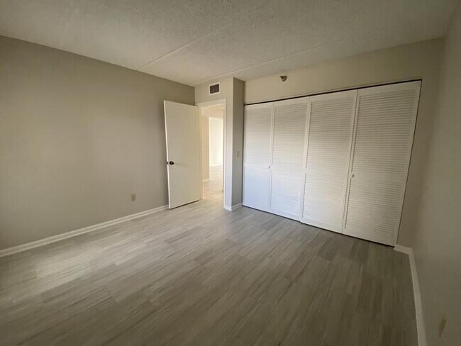 Building Photo - 275 1st St S