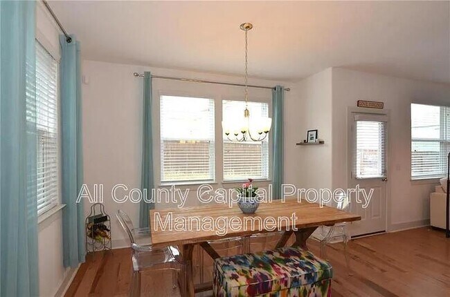 Building Photo - 2204 Capulet St