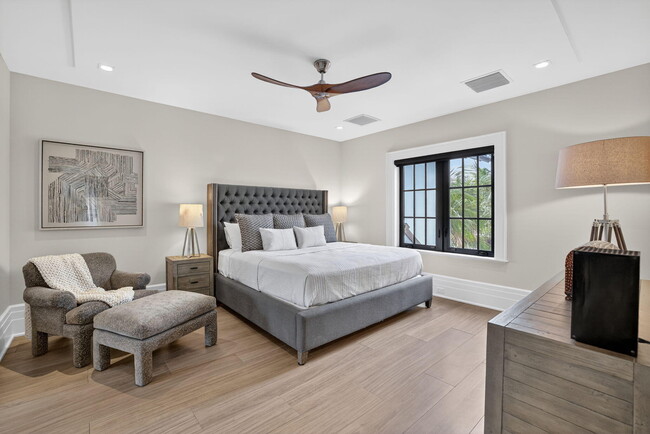 Building Photo - 400 Mola Ave