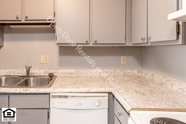 Building Photo - 5005/5007 Vermont Ln.