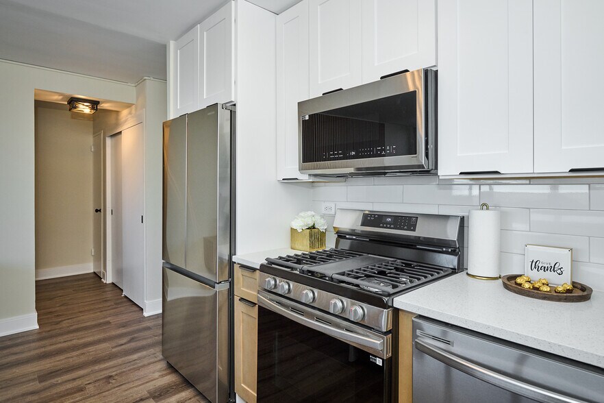 Building Photo - 3950 N Lake Shore Dr