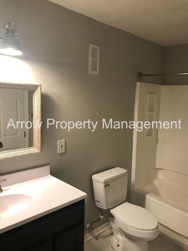 Building Photo - Great 2 Bedroom Townhome on Quiet Dead-End Street!