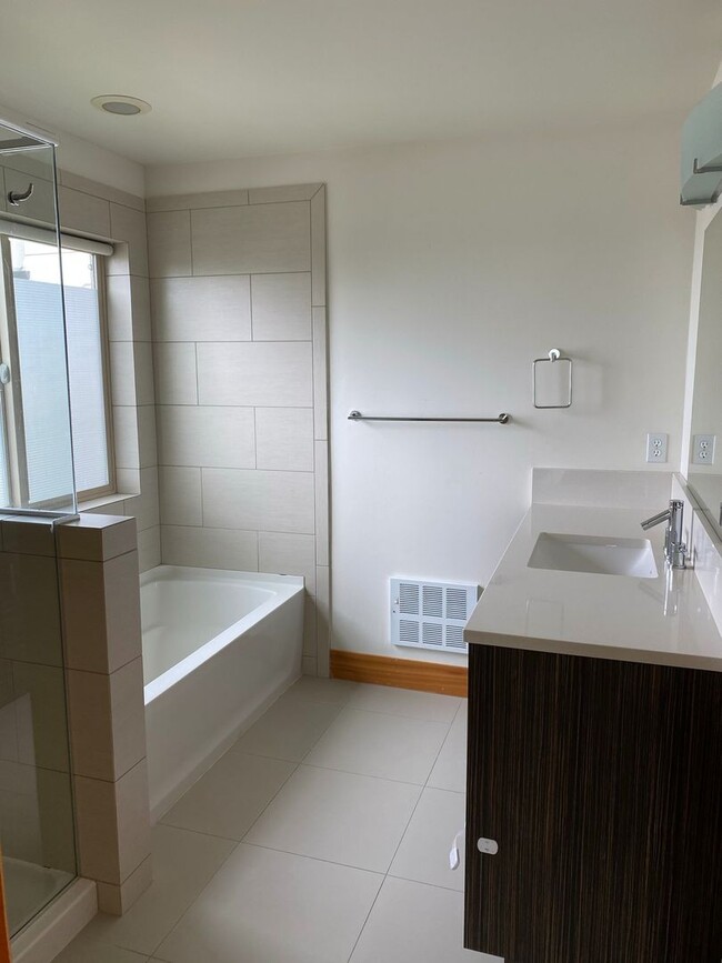 Building Photo - Contemporary townhome with rooftop deck an...