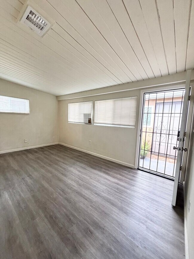 Building Photo - *718-720 Raven Street