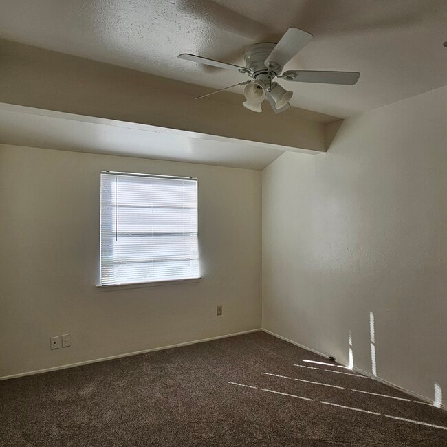 Building Photo - 534 Holly Ln