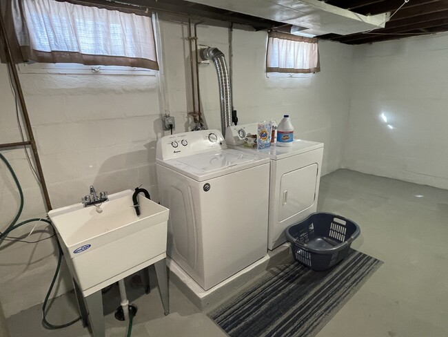 Washer-dryer and utility sink - 514 Center St